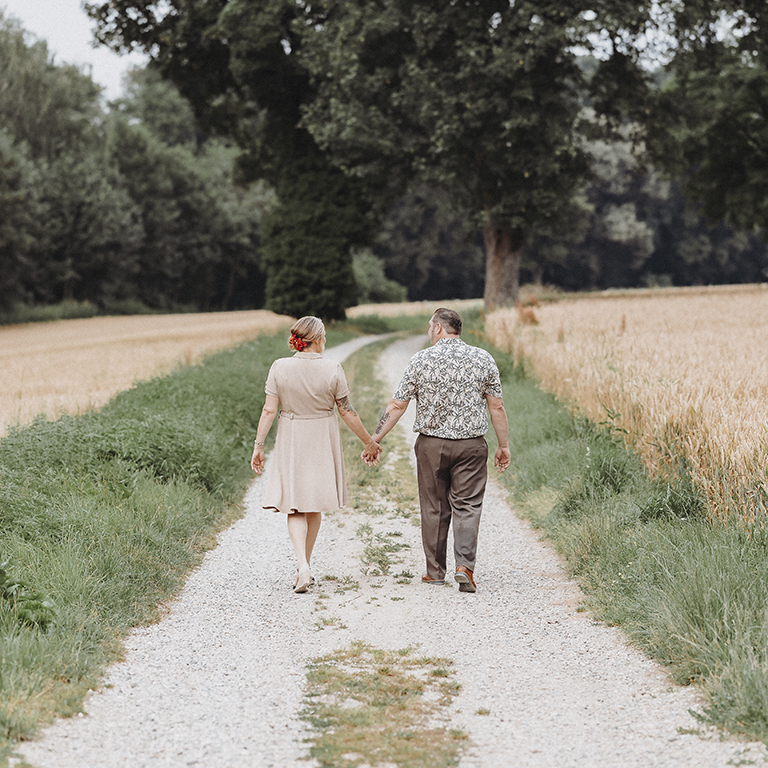SanNic in der Natur, Hände haltend einen Weg entlanglaufen