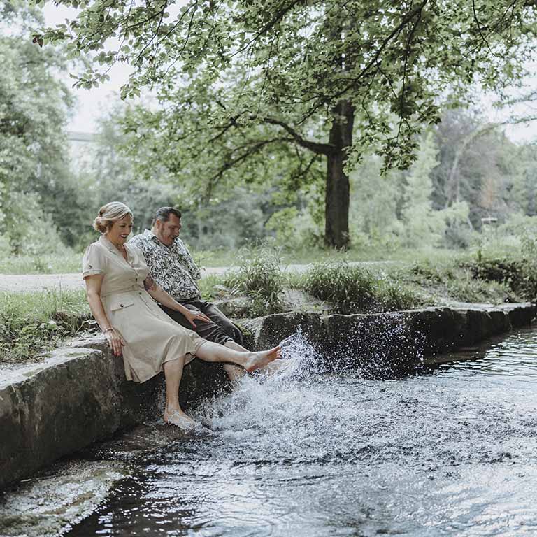 Sandra und Nico von SanNic Synergie´s verbringen ausgelassen ihre Zeit am Bach in der Natur