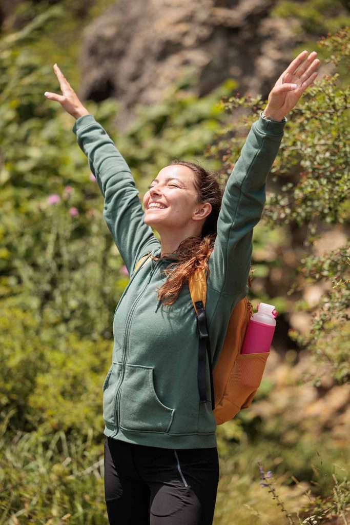 Junge Frau genießt die Natur – Symbol für Vitalität